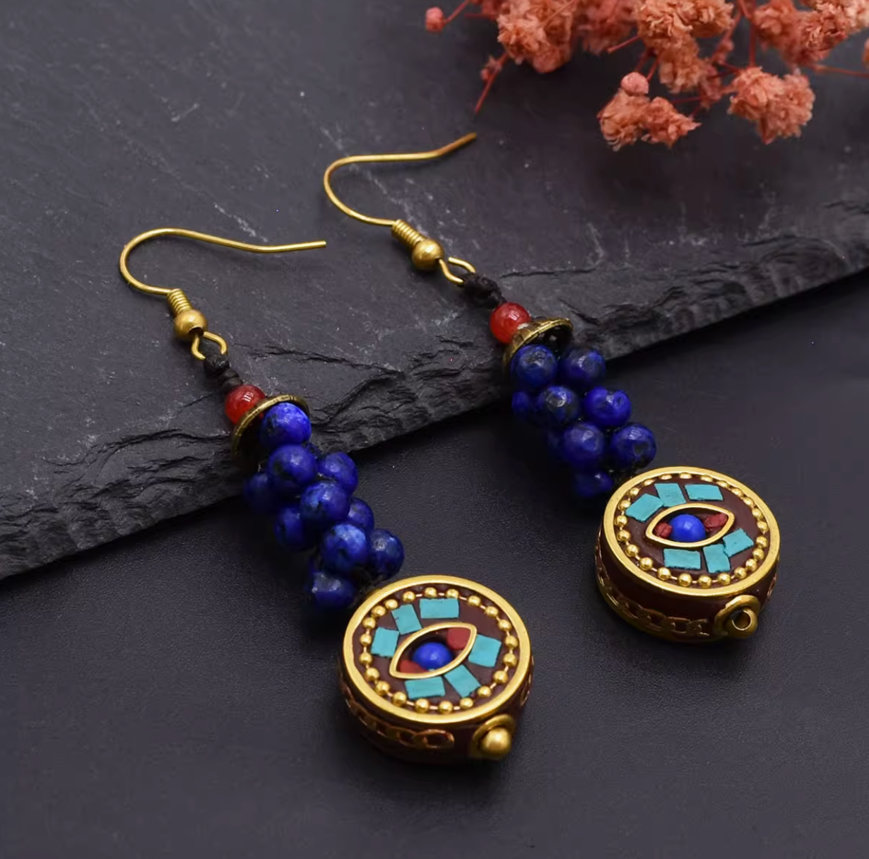 Boucles d'oreilles tibétaines en perles tissées – Fabriquées à la main avec turquoise, corail et laiton pour une protection spirituelle