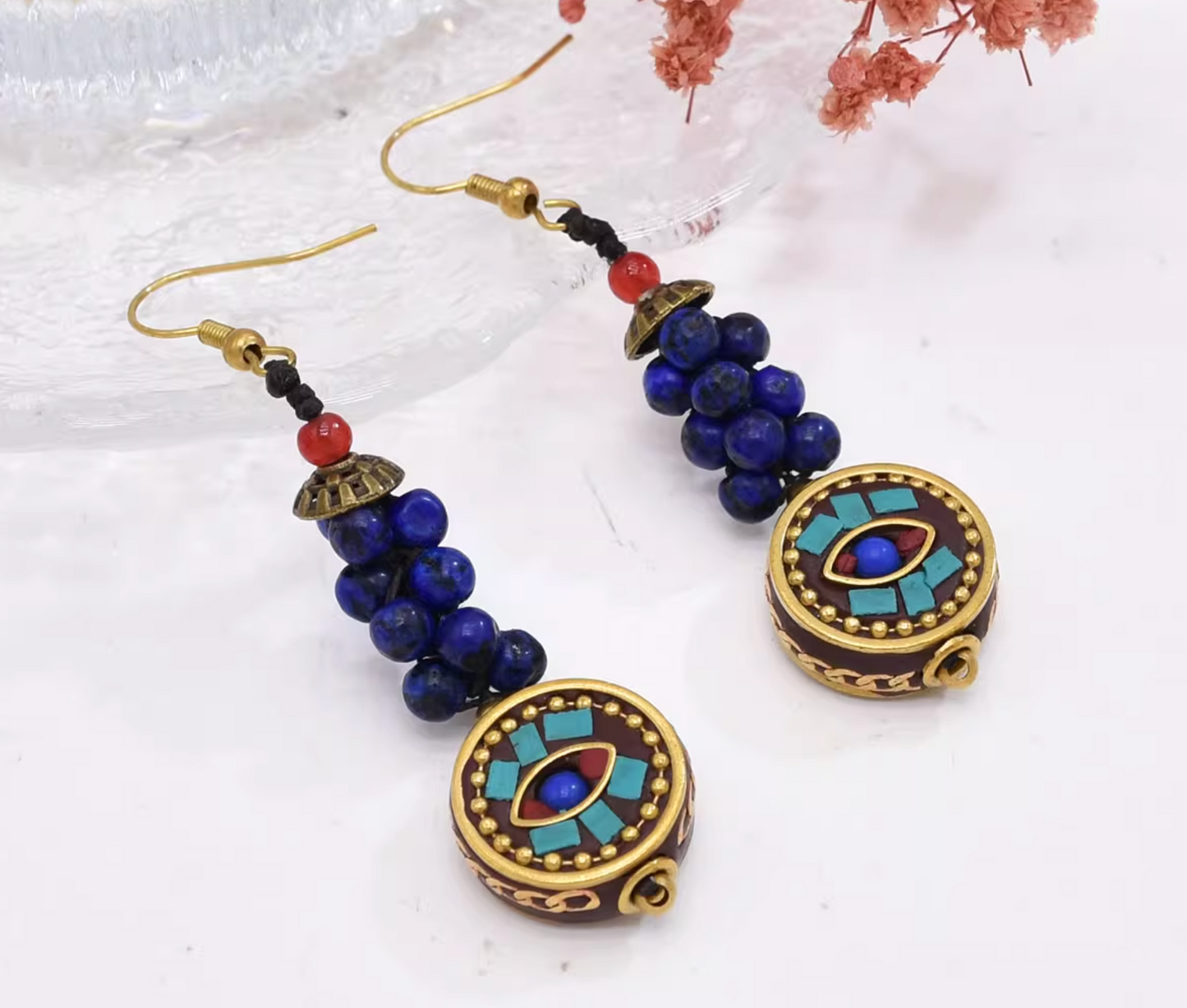 Boucles d'oreilles tibétaines en perles tissées – Fabriquées à la main avec turquoise, corail et laiton pour une protection spirituelle