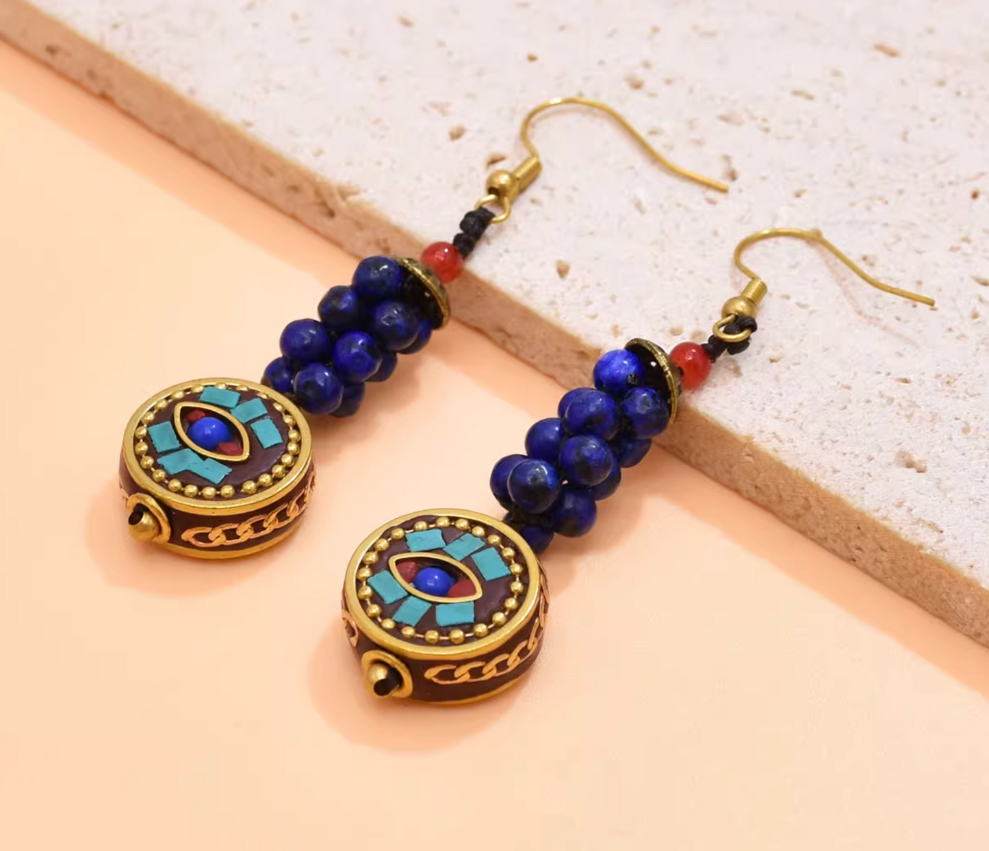 Boucles d'oreilles tibétaines en perles tissées – Fabriquées à la main avec turquoise, corail et laiton pour une protection spirituelle