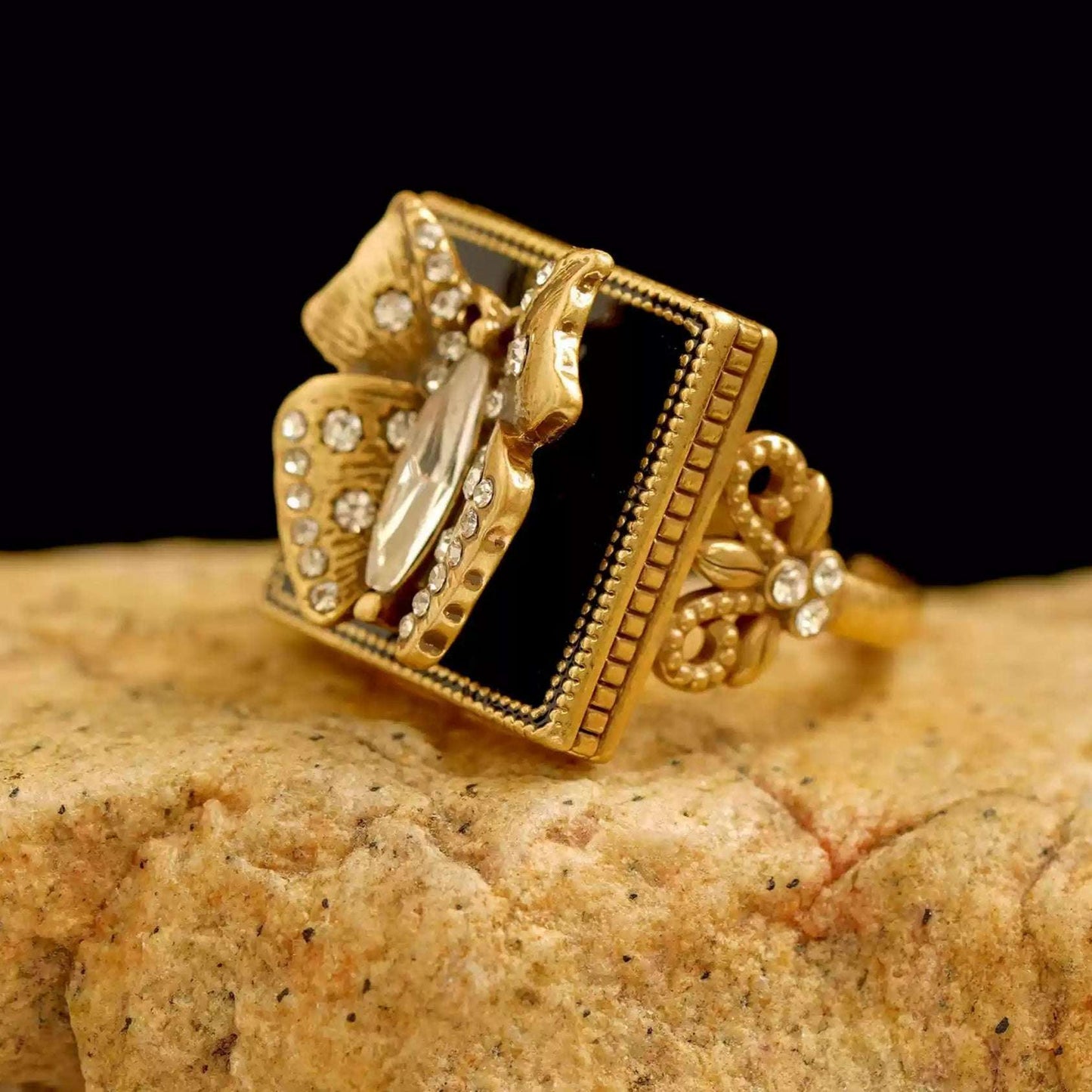 Tibetan Handcrafted Agate and Enamel Ring – Intricate Natural Stone and Traditional Enamel Work